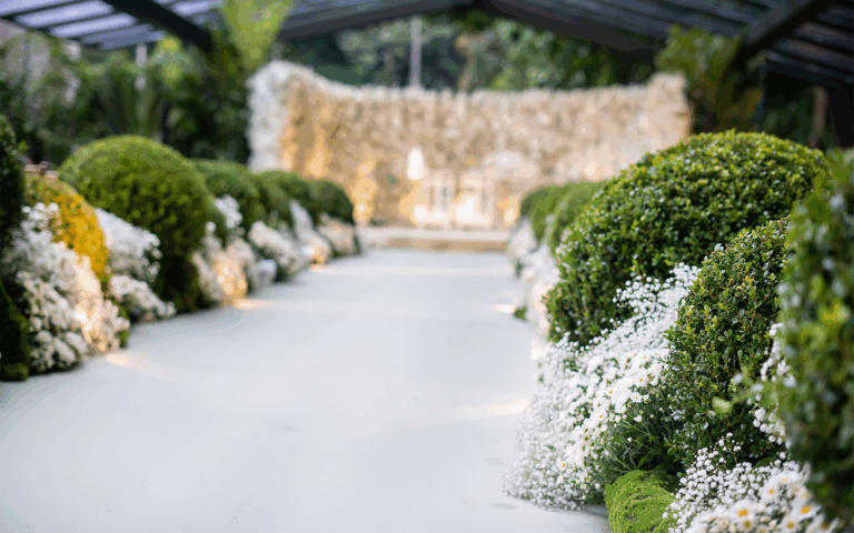 Os elementos decorativos dão identidade e personalidade ao espaço, criando atmosferas únicas. Cada detalhe é pensado para valorizar o ambiente e encantar os convidados. Combinamos criatividade, funcionalidade e estilo para que seu evento seja lembrado pela beleza e originalidade.