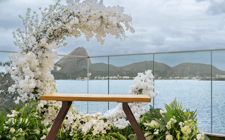 Os elementos decorativos dão identidade e personalidade ao espaço, criando atmosferas únicas. Cada detalhe é pensado para valorizar o ambiente e encantar os convidados. Combinamos criatividade, funcionalidade e estilo para que seu evento seja lembrado pela beleza e originalidade.