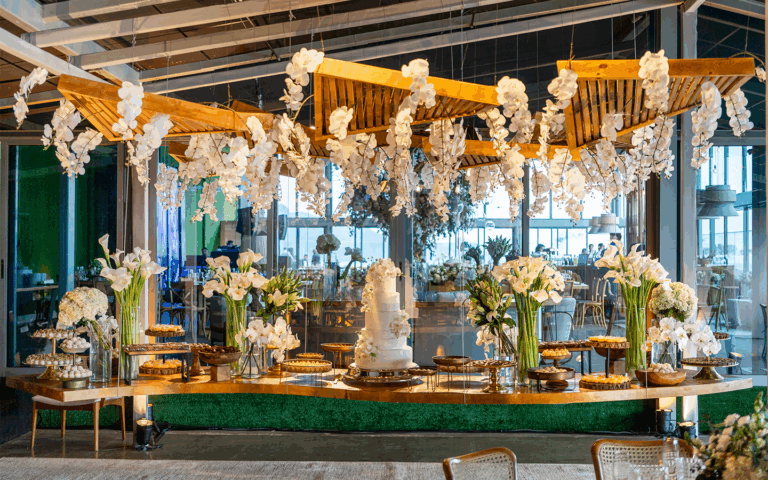 Os elementos decorativos dão identidade e personalidade ao espaço, criando atmosferas únicas. Cada detalhe é pensado para valorizar o ambiente e encantar os convidados. Combinamos criatividade, funcionalidade e estilo para que seu evento seja lembrado pela beleza e originalidade.