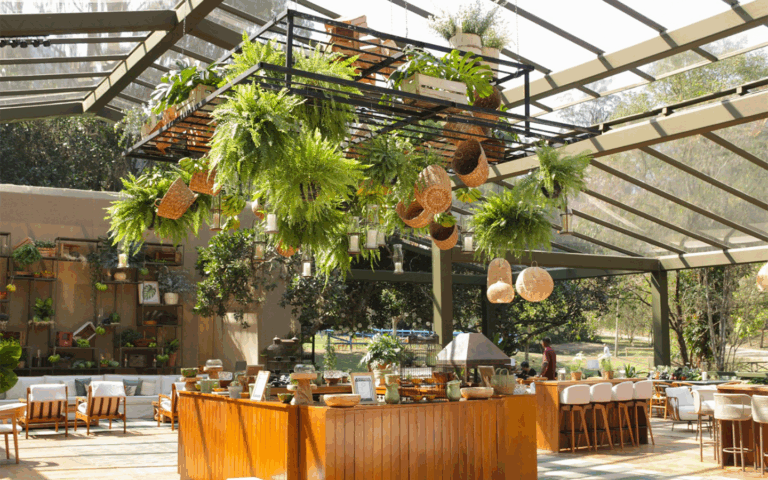 Os elementos decorativos dão identidade e personalidade ao espaço, criando atmosferas únicas. Cada detalhe é pensado para valorizar o ambiente e encantar os convidados. Combinamos criatividade, funcionalidade e estilo para que seu evento seja lembrado pela beleza e originalidade.