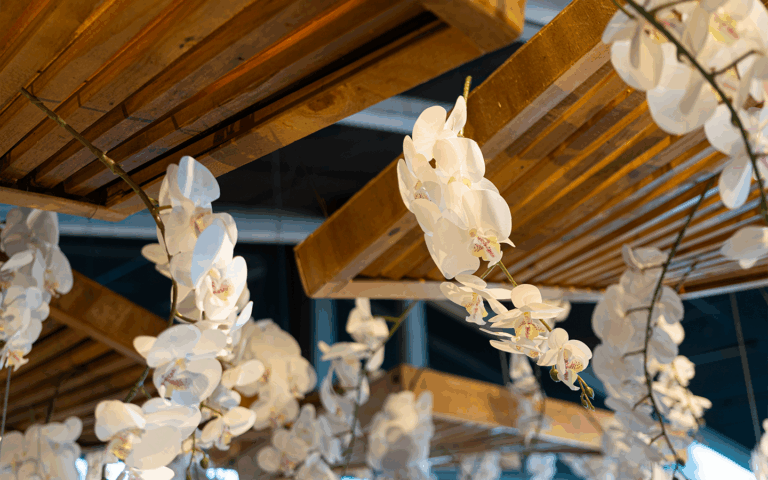 Os elementos decorativos dão identidade e personalidade ao espaço, criando atmosferas únicas. Cada detalhe é pensado para valorizar o ambiente e encantar os convidados. Combinamos criatividade, funcionalidade e estilo para que seu evento seja lembrado pela beleza e originalidade.
